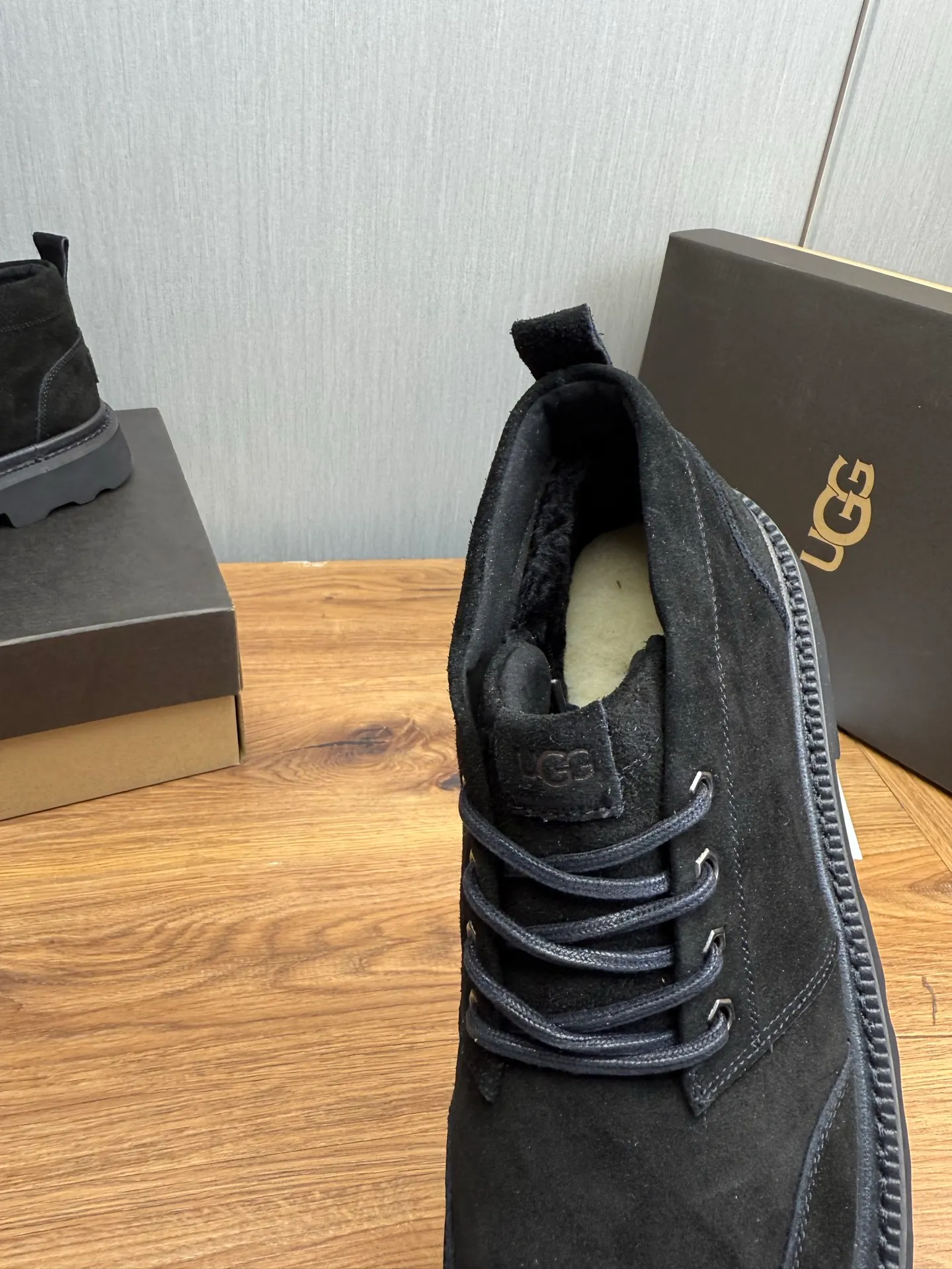 Men's shoes 💰620💰 New UGG fur integrated men's simple and fashionable snow boots. The most worth buying at the end of this year are warm casual shoes. Whether you are out and about at home, their comfortable and warm performance will be your most suitable fashion companion! The material is cowhide upper and imported wool is used inside. Warm and comfortable! The eva+ rubber patch outsole is cushioned, non-slip and wear-resistant, and has good elasticity. It is light and wear-resistant, comfortable and soft, and the new simple cut is more fashionable. It has both practicality and fashion sense, so you no longer have to worry about how to match it in winter, while still maintaining your fashionable taste. High-quality genuine wool. Look at the details for the material! Size: 39-40-41-42-43-44-44 sneaker size